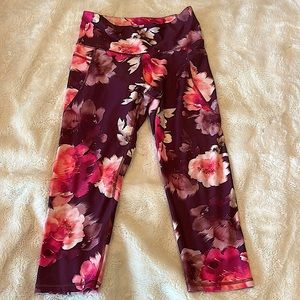 Women’s Old Navy Active Go Dry Workout Flower Floral CAPRI Leggings size LARGE